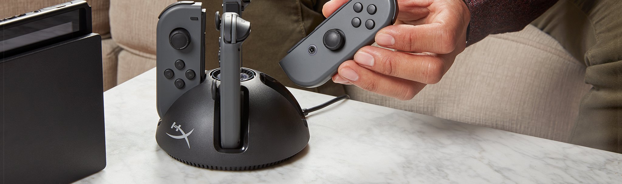 Aynı anda dört adede kadar Joy-Con™ kontrol cihazını şarj etme Aynı anda dört adede kadar Joy-Con™ kontrol cihazını şarj etme